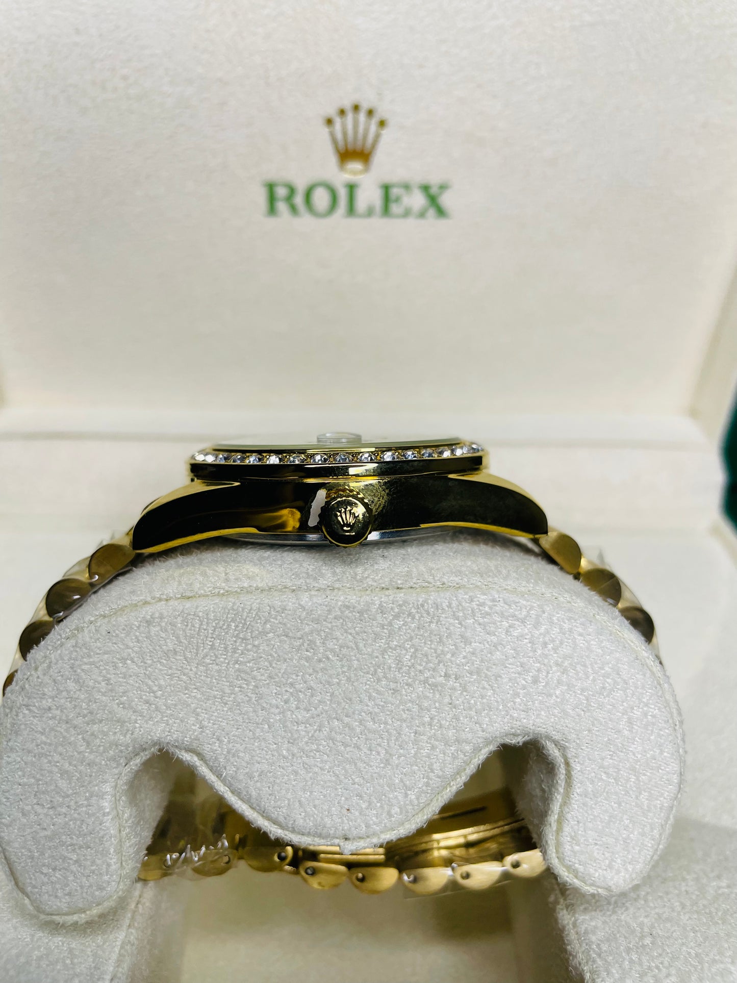 Red dial with golden chain